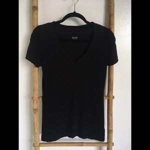 V-neck pocket tee